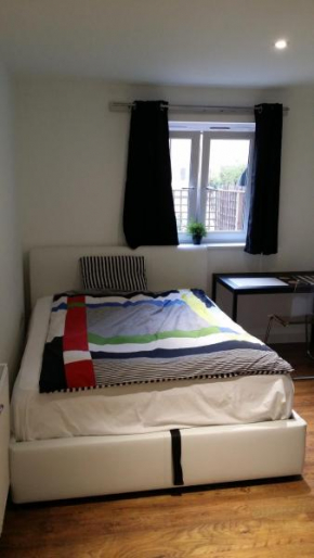 En-suite room, 1Gb fast Wi-Fi, Monitor, Kingsize bed, close Sainsbury's &Wandle PARK